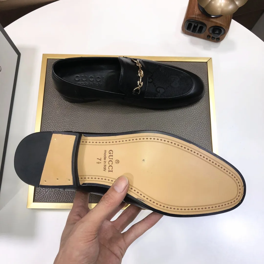 Factory batch 500💰Italy’s top luxury men’s shoe giant (GUCCI) (Gucci) (full cowhide lining) new arrival🍃Original European style🔰 Pleasant to the eye😍In order to make the shoes more durable and non-deformable🌀The production continues to follow traditional methods but there is still no lack of innovation💪The original sheepskin is selected for the leather♻️Smooth, natural and extra bright⭐Made of imported cowhide The rich man’s first choice 38-45 (45 customized)